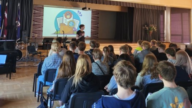 Skolēni piedalās lekcijā