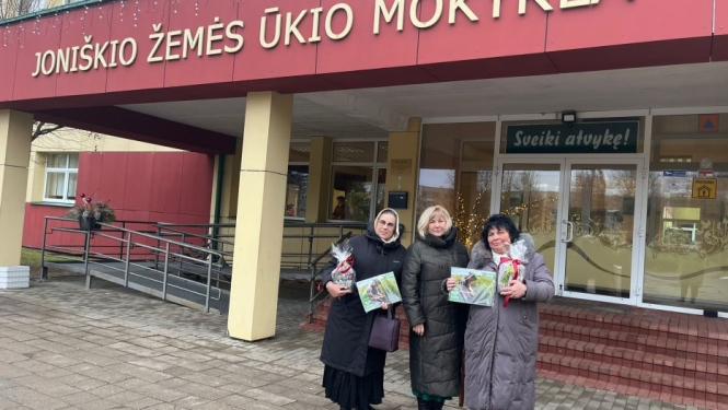 Projekta dalībnieki pie skolas