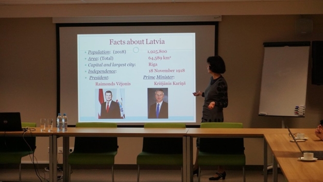 Lektore pasniedz lekciju
