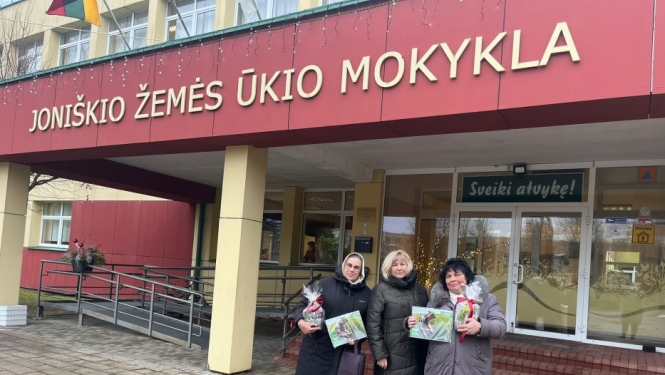 Projekta dalībnieki pie skolas