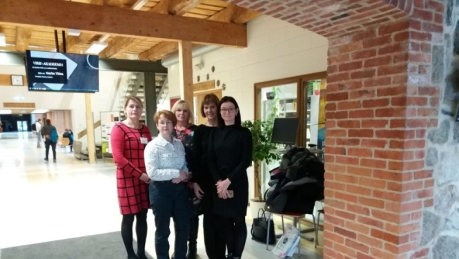Projekta dalībieku kopbilde skolā