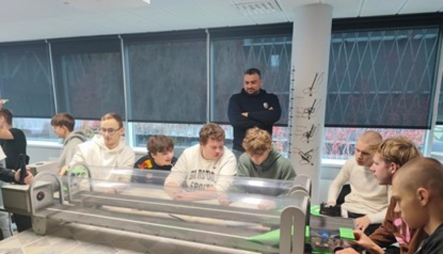 Skolēnu grupa gida pavadībā muzeja ekspozīcijā