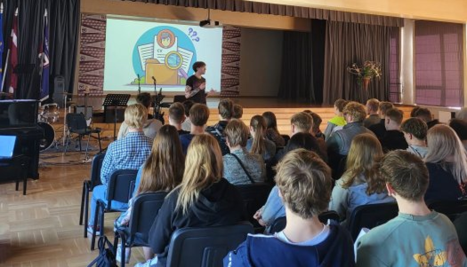 Skolēni piedalās lekcijā