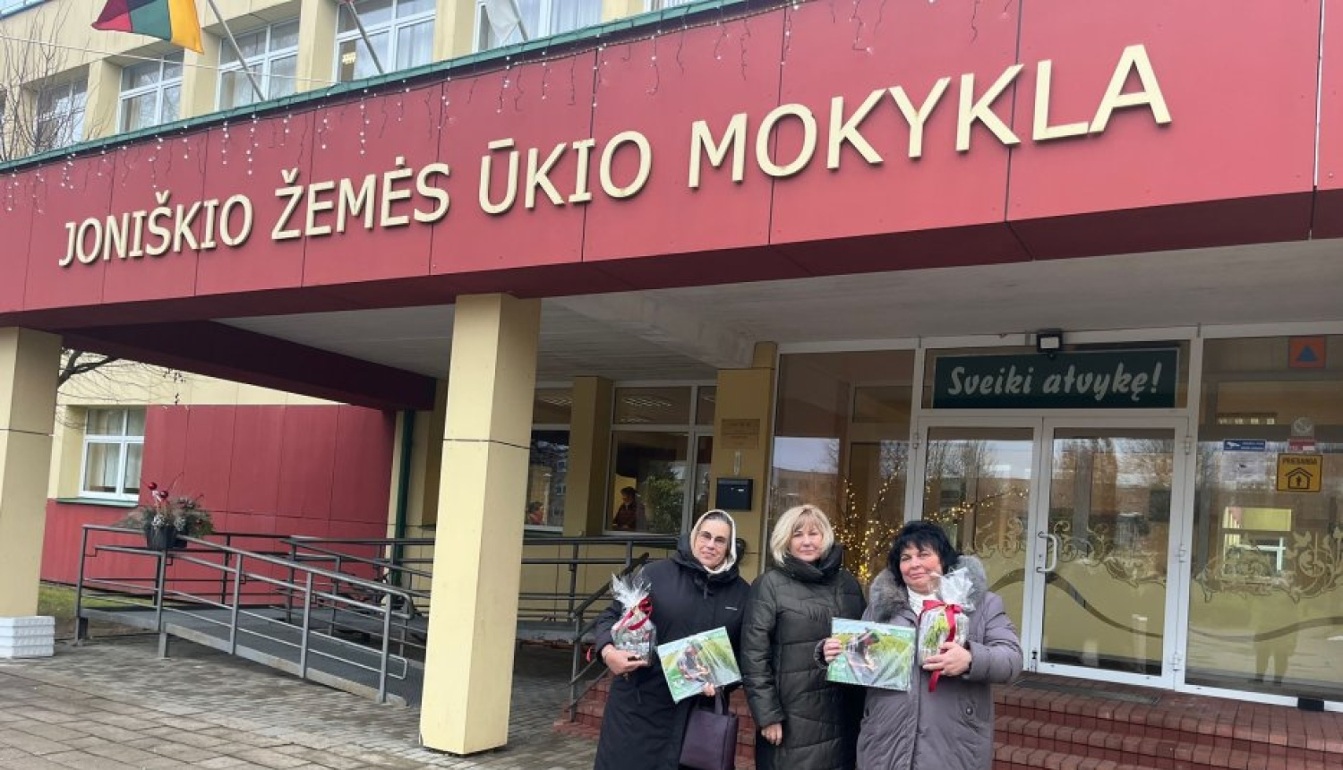 Projekta dalībnieki pie skolas